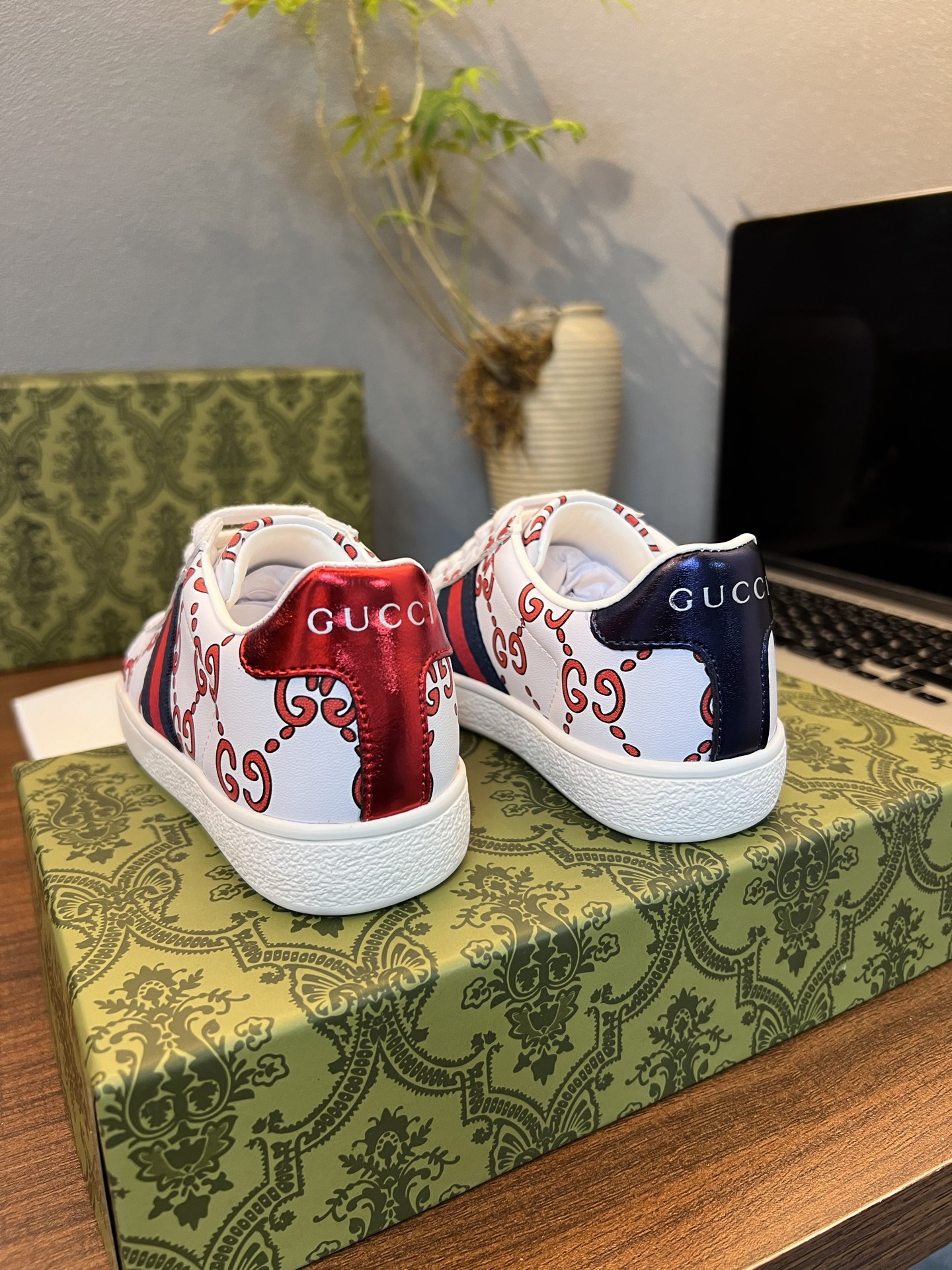 Children's shoes child